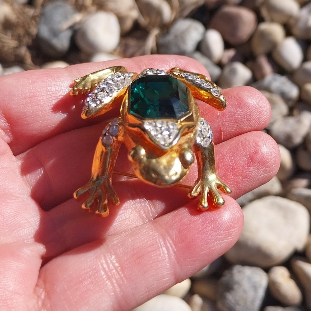 Gold and Green Frog Brooch - Picture 4 of 14